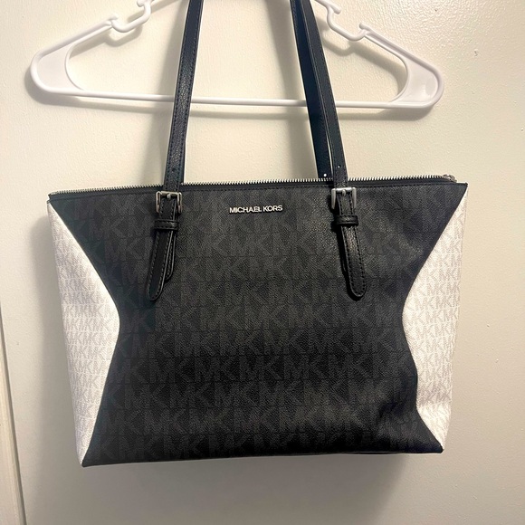 Michael Kors Handbags - NWT Michael Kors Tote